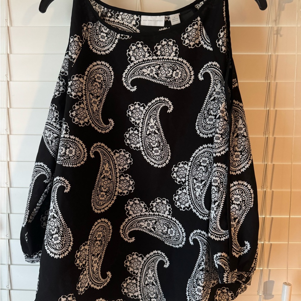 New York & Company Black and White Floral Top